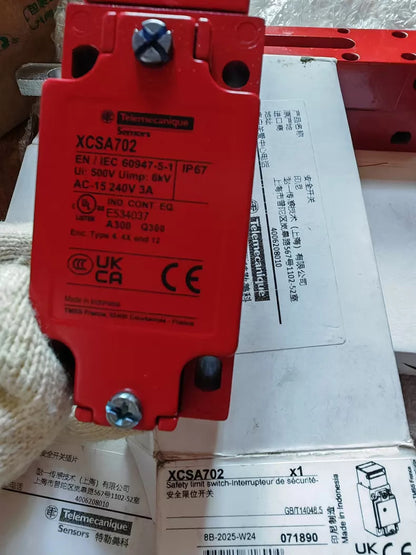 New Schneider XCSZ05 Safety Switch