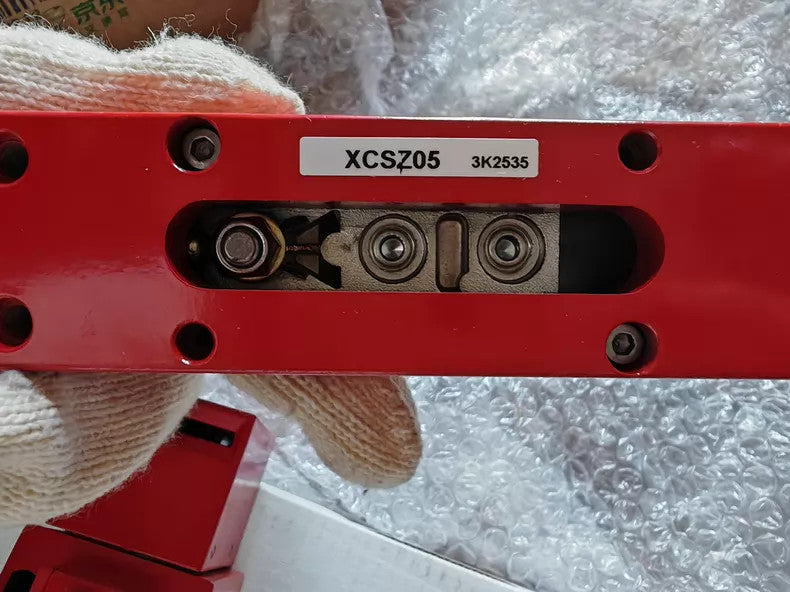 New Schneider XCSZ05 Safety Switch
