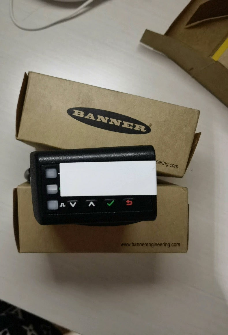 New Banner LE550IQP Laser Displacement Sensor 100-1000mm