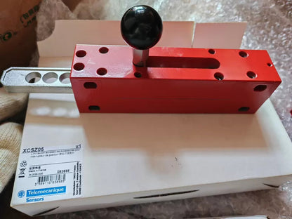 New Schneider XCSZ05 Safety Switch