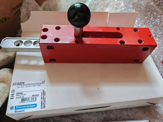 New Schneider XCSZ05 Safety Switch