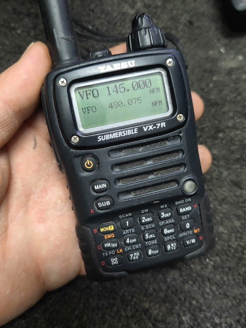 1PC Used Yaesu VX-7R Walkie Talkie with Battery Antenna & Charging Cable