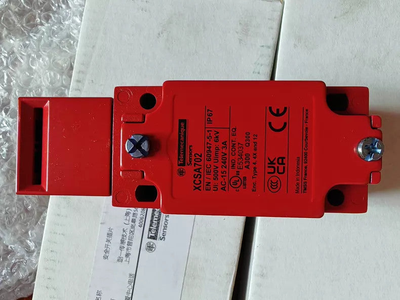 New Schneider XCSZ05 Safety Switch