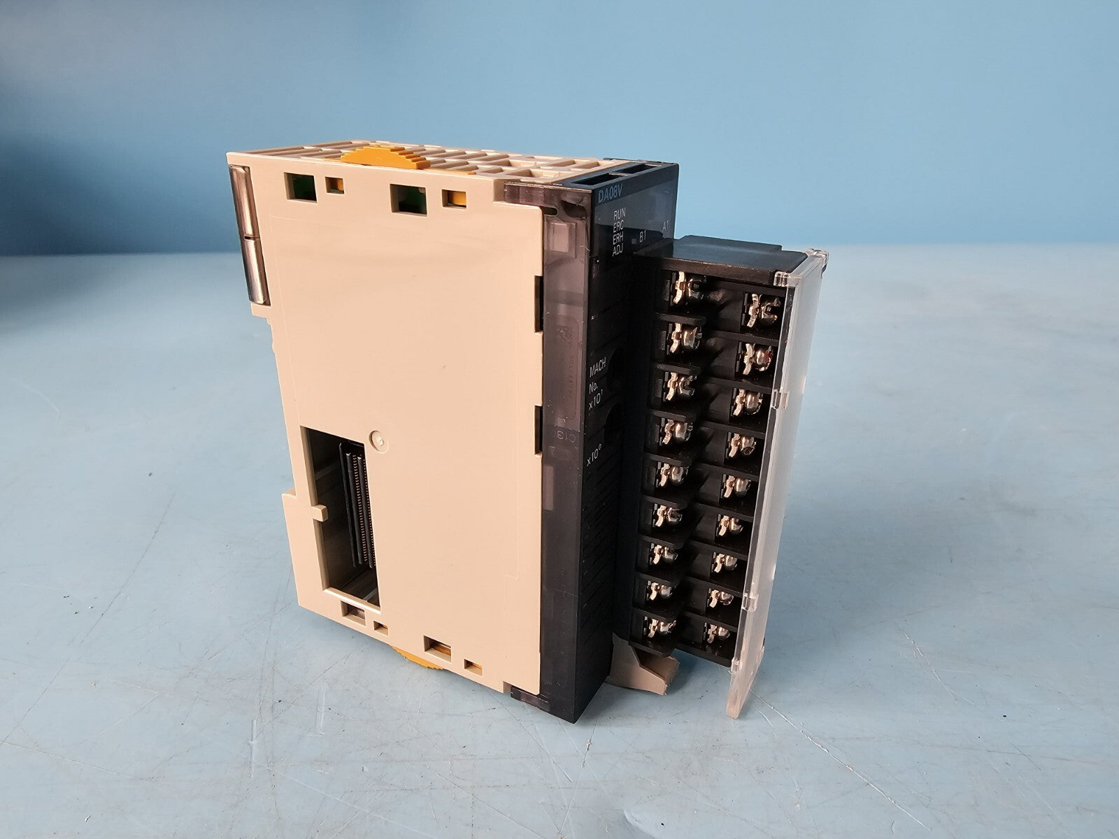 Omron CJ1W-DA08V D/A Unit