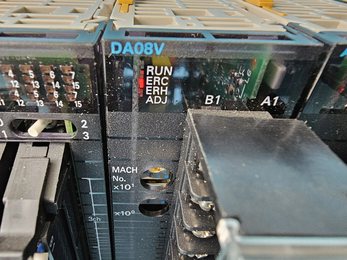 Omron CJ1W-DA08V D/A Unit
