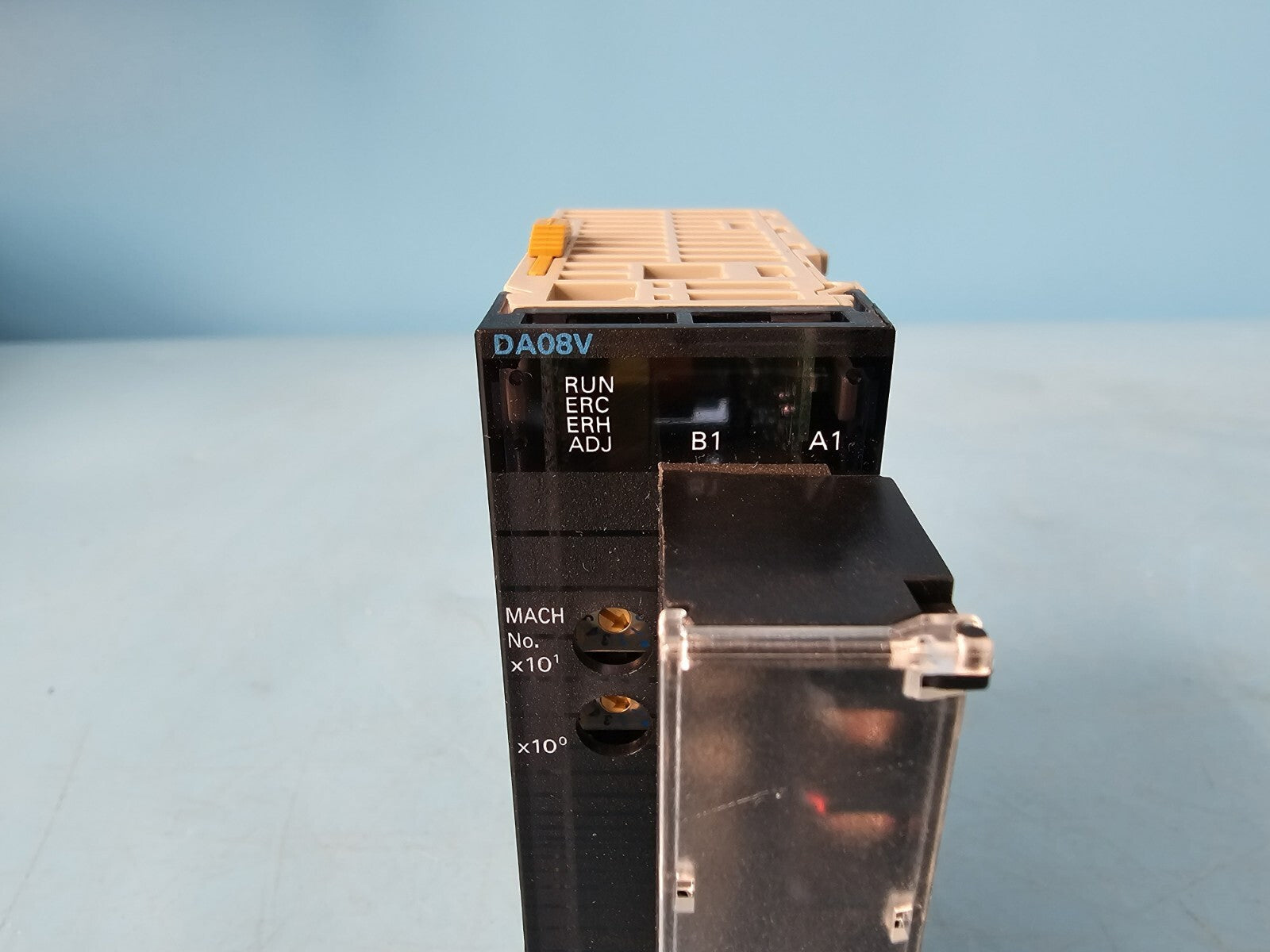 Omron CJ1W-DA08V D/A Unit