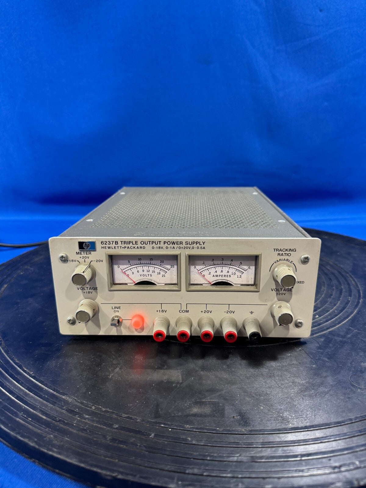 HP 6237B Triple Output Power Supply