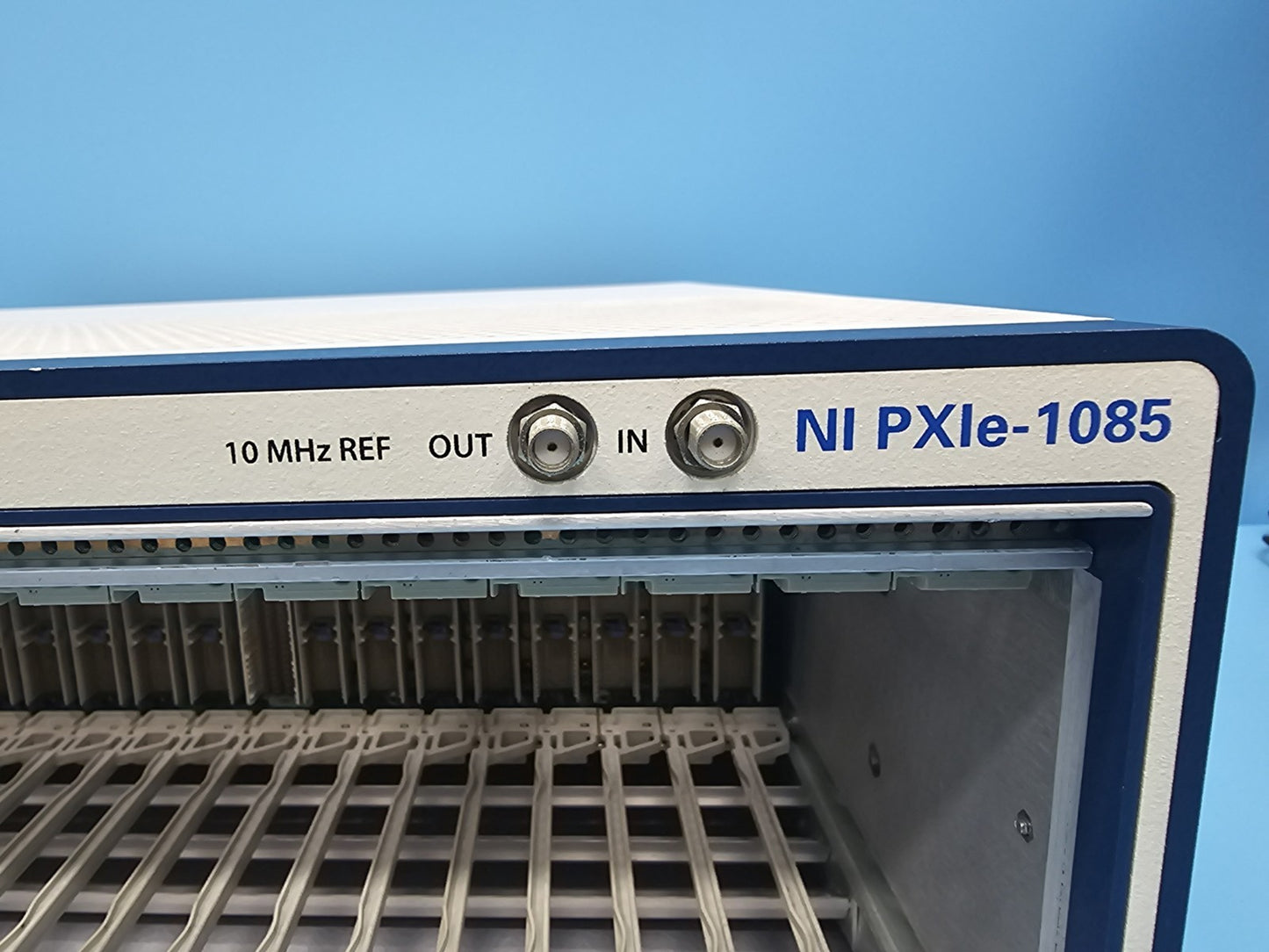 NI PXIe-1085 18-Slot 10MHz Chassis 153869D-01L