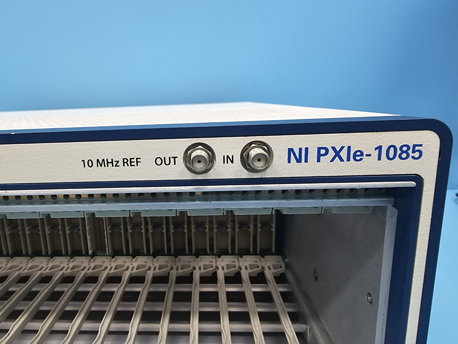 NI PXIe-1085 18-Slot 10MHz Chassis 153869D-01L