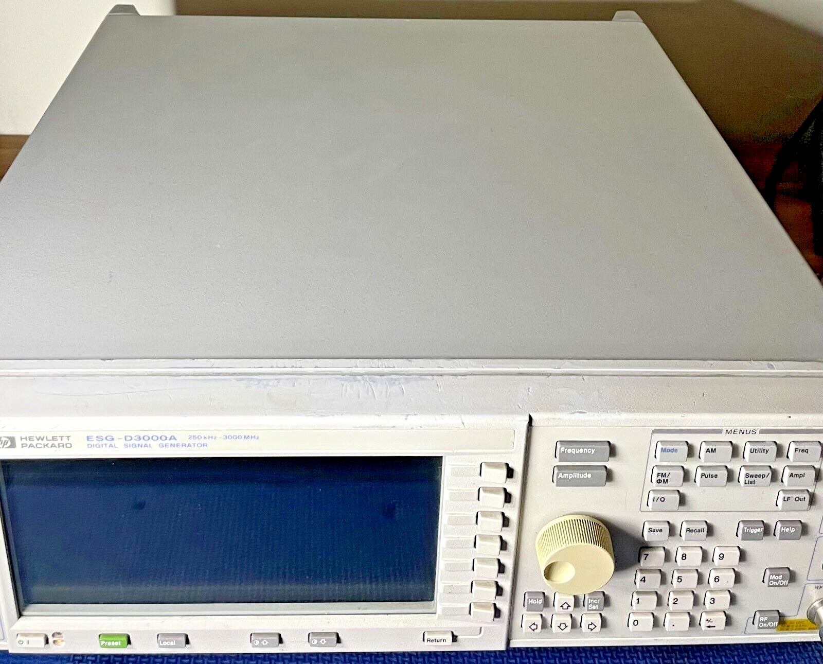 HP Agilent ESG-D3000A Signal Generator 250kHz-3GHz